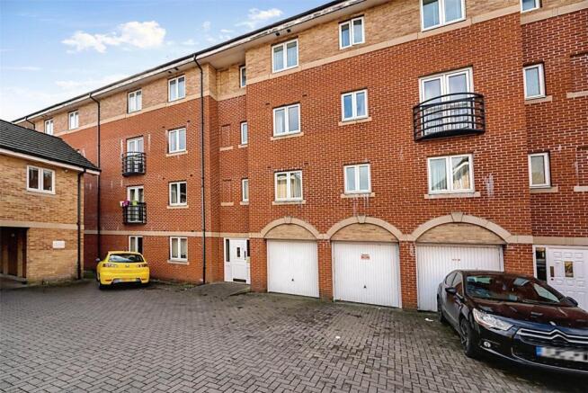 2 bed property, in Saltash Road, £140,000