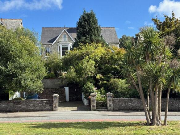 5 bed property, in Tregolls Road, £650,000