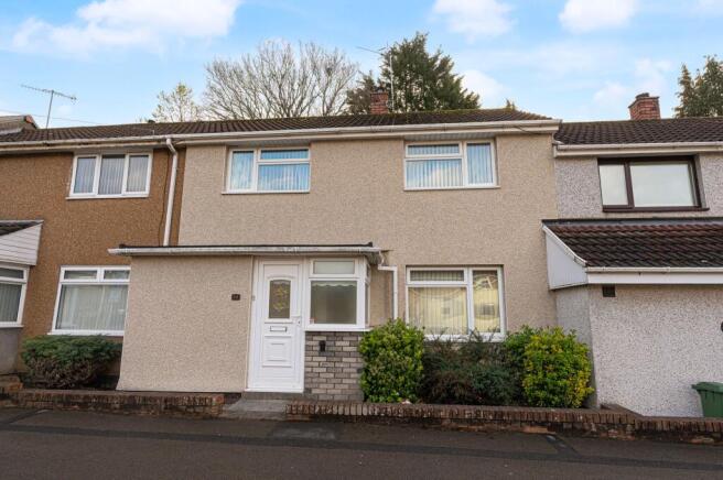 2 bed property, in Edlogan Way, £160,000