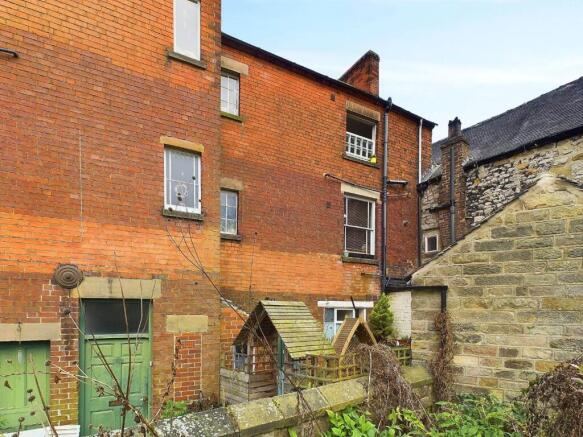 2 bed property, in Church Walk, £175,000