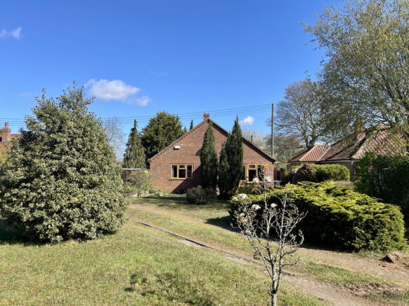 3 bed property, in Knodishall, £465,000
