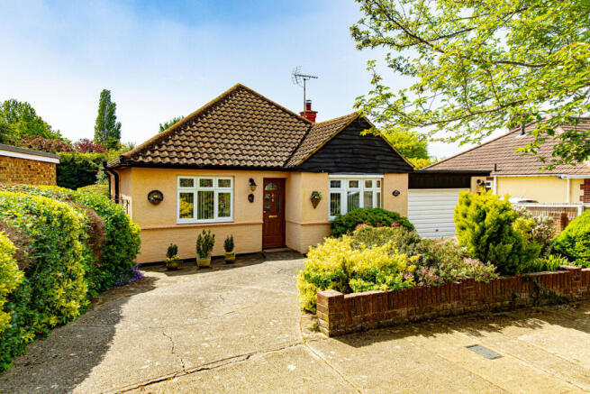 2 bed property, in Fairmead Avenue, £500,000