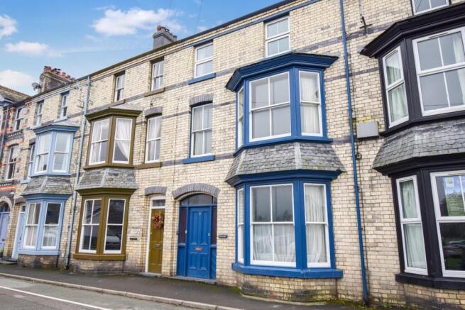 6 bed property, in Ffrydan Road, £185,000