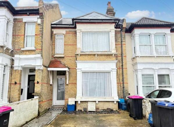 2 bed property, in Westcliff on Sea, £250,000