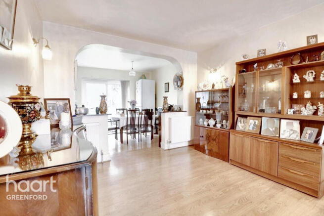 3 bed property, in Whitton Avenue East, £550,000