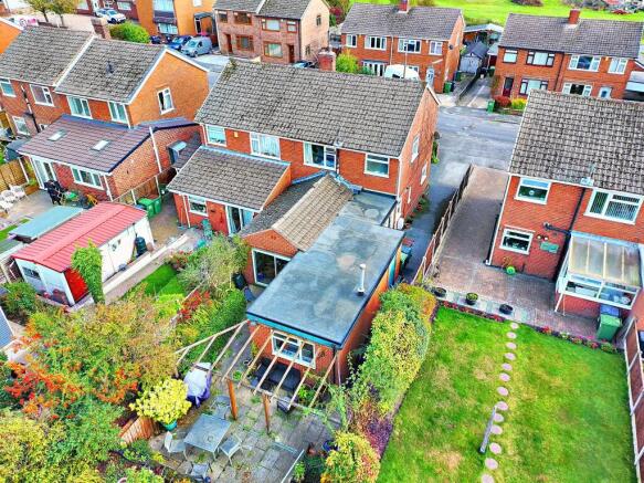 3 bed property, in Queen Street, £200,000