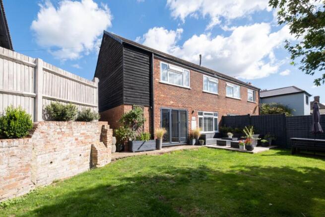 3 bed property, in Ross Gardens, £415,000