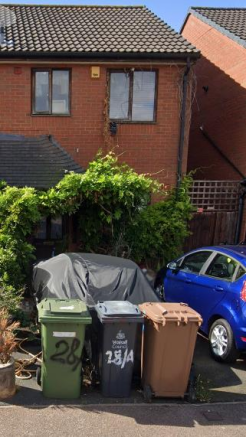 2 bed property, in Lakeside Close, £130,000