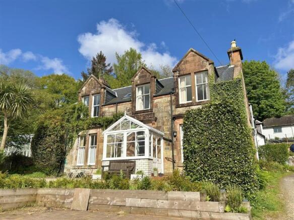 5 bed property, in Claveron, £315,000