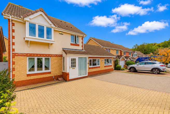 3 bed property, in Ffordd Penrhos, £400,000