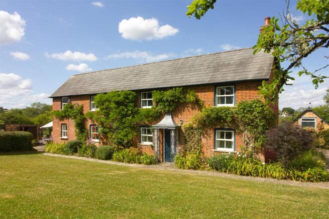 4 bed property, in Stoppers Hill, £875,000