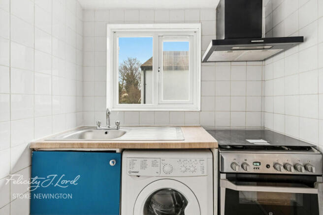 2 bed property, in Beaconsfield Road, £400,000