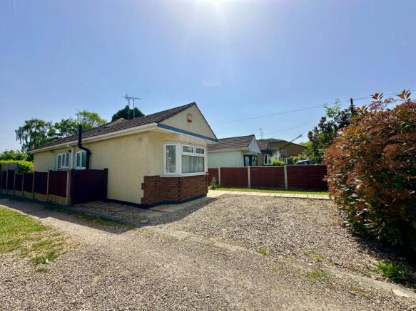 2 bed property, in Outwood Common Road, £375,000