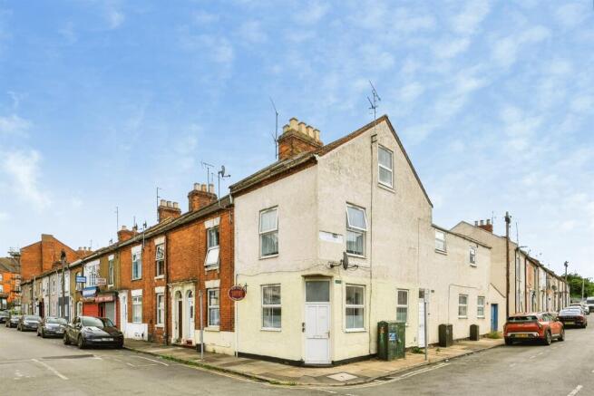 2 bed property, in Oakley Street, £70,000
