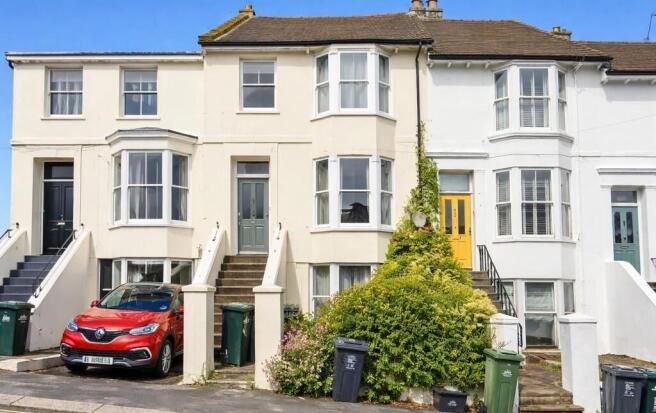 2 bed property, in Old Shoreham Road, £210,000