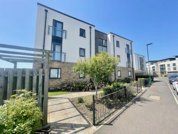 2 bed property, in Hartley Avenue, £150,000