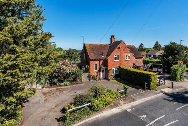 2 bed property, in Lower Road, £575,000
