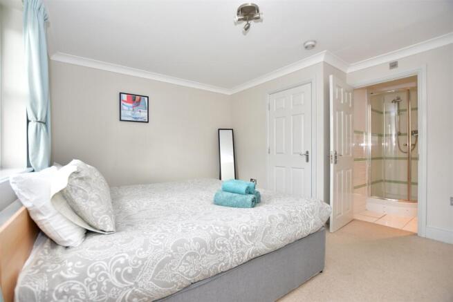 5 bed property, in Fife Court, £400,000