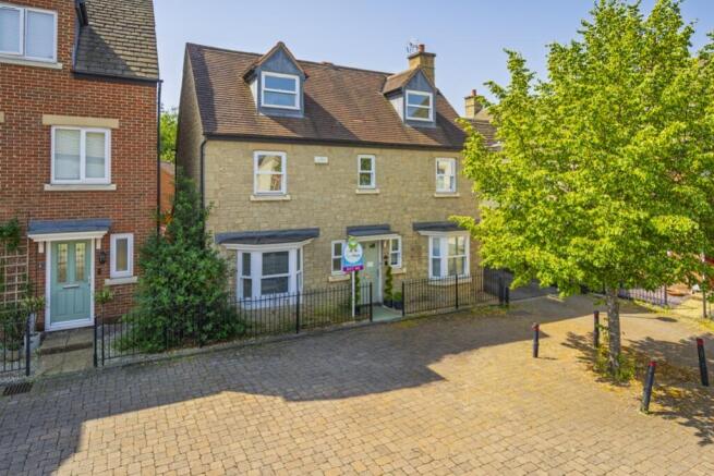 4 bed property, in Ironstone Close, £425,000