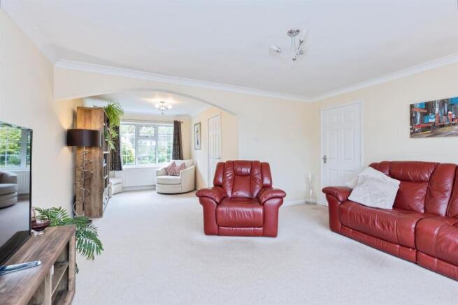 4 bed property, in Gartree Crescent, £400,000
