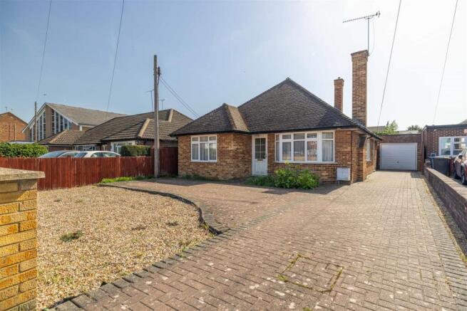 3 bed property, in Dedworth Road, £575,000