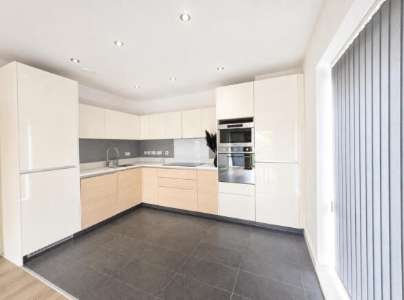 2 bed property, in St. Clements Avenue, £340,000