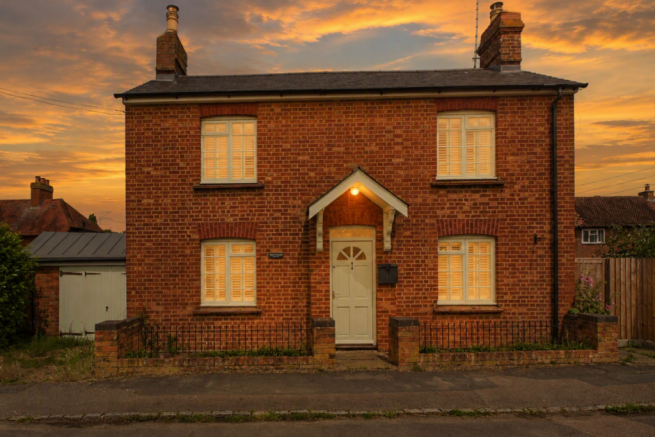 3 bed property, in Nash Road, £550,000