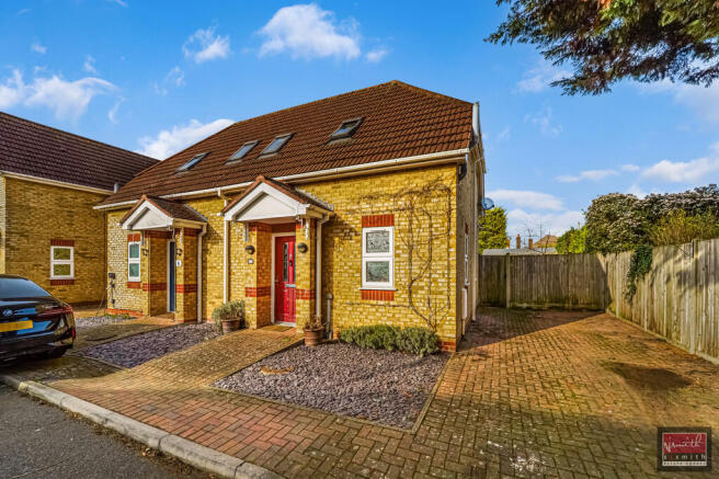 2 bed property, in Chalet Close, £449,950