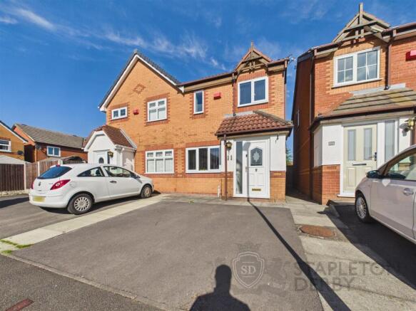 2 bed property, in Newfields, £170,000