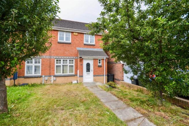 3 bed property, in Somervyl Avenue, £165,000