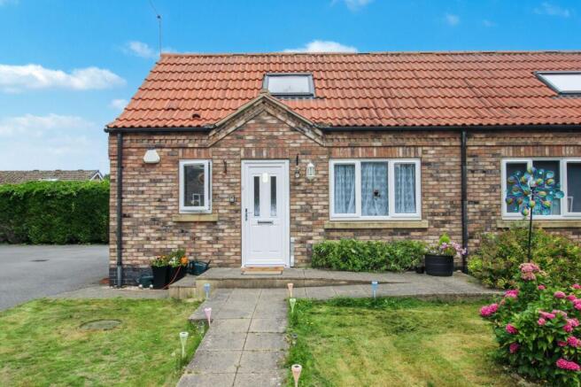 2 bed property, in The Acorns, £120,000