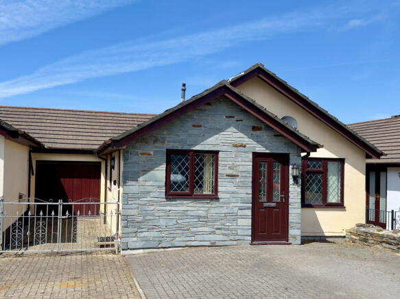 2 bed property, in Raleigh Close, £300,000