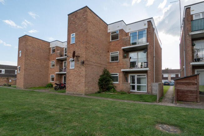 2 bed property, in Bishopstoke, £160,000