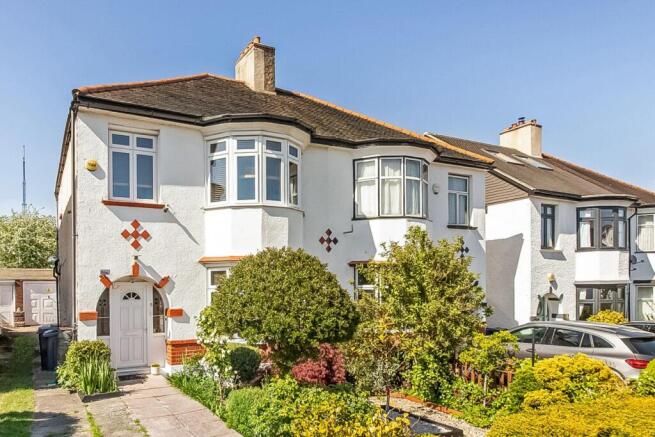 3 bed property, in Woodvale Avenue, £725,000