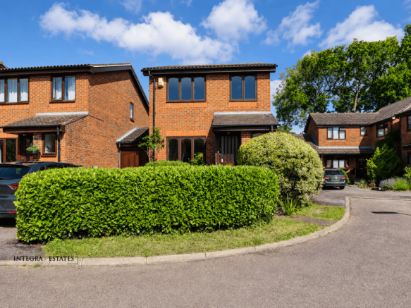 3 bed property, in Brookwood Close, £575,000