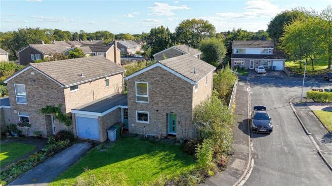 4 bed property, in Latham Way, £300,000