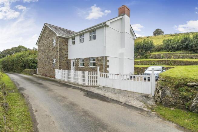 4 bed property, in Coddles, £675,000