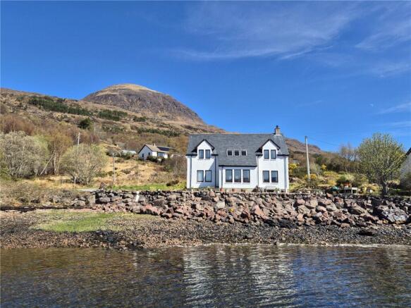 3 bed property, in Carnalean, £450,000