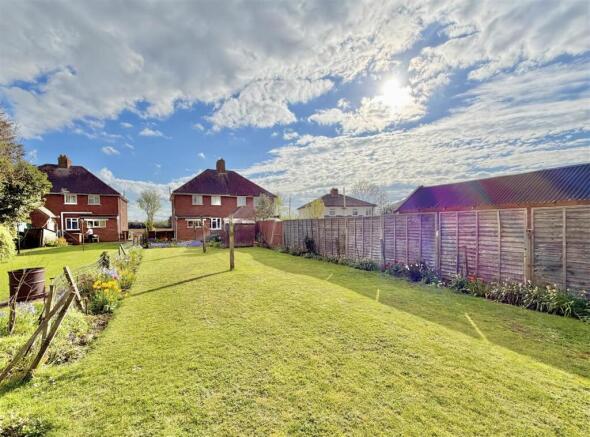 2 bed property, in Bulls Hall Road, £199,950