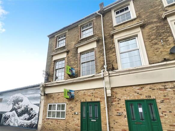 3 bed property, in Clarence Road, £200,000
