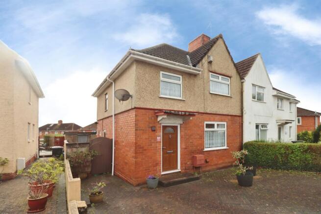 3 bed property, in Dorchester Road, £325,000