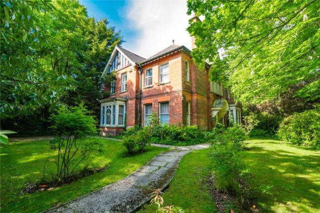 5 bed property, in Abbey Park Road, £375,000