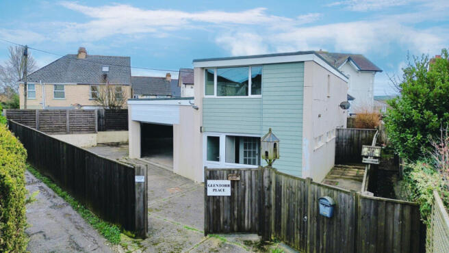 3 bed property, in Glenfield Road, £379,500