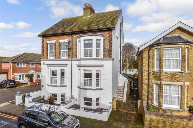 4 bed property, in Union Road, £695,000