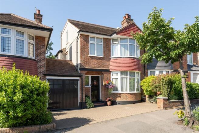 4 bed property, in Parkland Road, £900,000