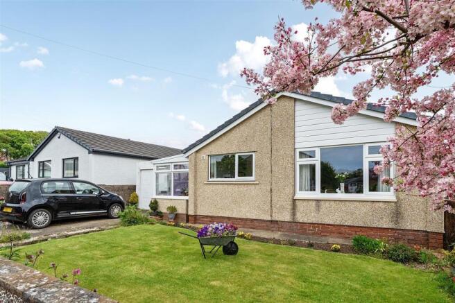 2 bed property, in Cedar Crescent, £190,000