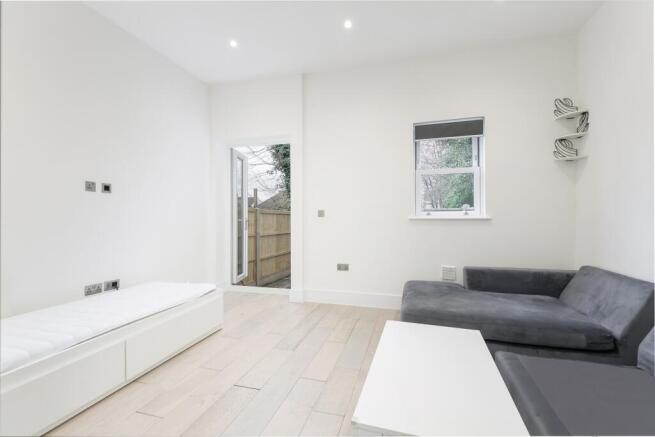 1 bed property, in St Julians Farm Road, £325,000