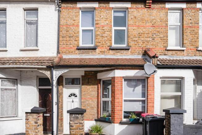 2 bed property, in North Avenue, £280,000