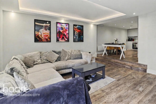 1 bed property, in Parkway, £250,000