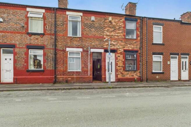 2 bed property, in Scott Street, £125,000